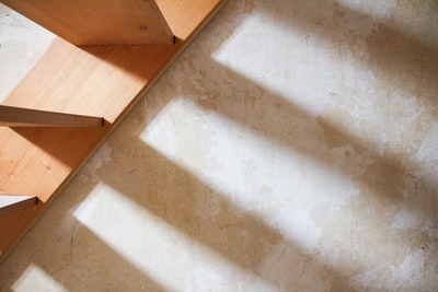 棕色和白色木制楼梯混凝土墙
